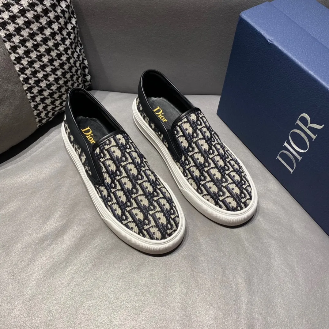 Men's men's shoes 💰360, Dior series casual shoes 👟🔥🕷🕷【Dior】Dior New casual men's shoes are launched in Hong Kong counters. Official website 1:1 production. Original Italian materials. Designed by European and American masters. Perfect shape to create counter quality, solid color rubber wear-resistant outsole and classic dazzling head! Super versatile and very comfortable. High-end without losing taste, fashionable and novel! ! Absolute focus! Code number: 38-45